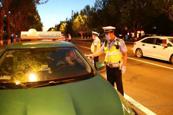 無用功！酒駕司機(jī)為躲避處罰“耍花招”，連吹15次測(cè)試儀
