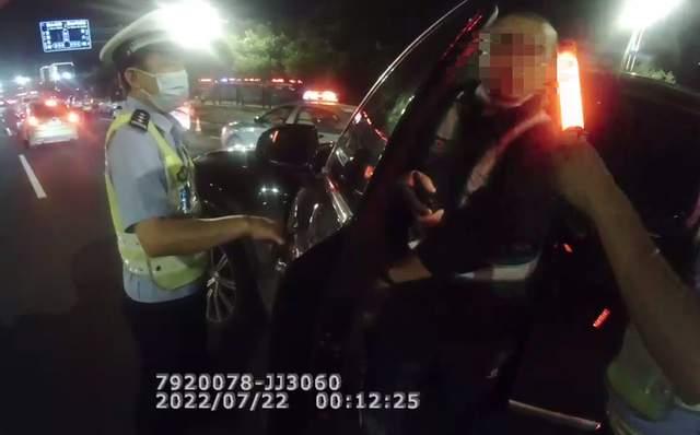 車主喝酒后找了個代駕上路了，沒想到代駕喝得比他還多