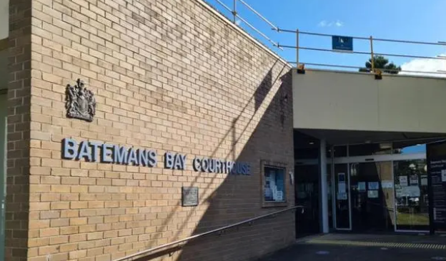 新州男子涉酒駕撞車,被抓時(shí)試圖掐死警察!數(shù)人合力才將其逮捕 新州男子涉酒駕撞車,被抓時(shí)試圖掐死警察!數(shù)人合力才將其逮捕