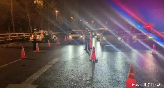 男子酒駕遇查“急中生智”躲進(jìn)修車(chē)店…… 男子酒駕遇查“急中生智”躲進(jìn)修車(chē)店……