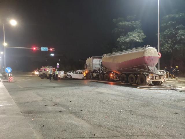 廣東司機(jī)困駕致6車連撞，罪魁禍?zhǔn)资撬拷痪嵝眩何：氨染岂{