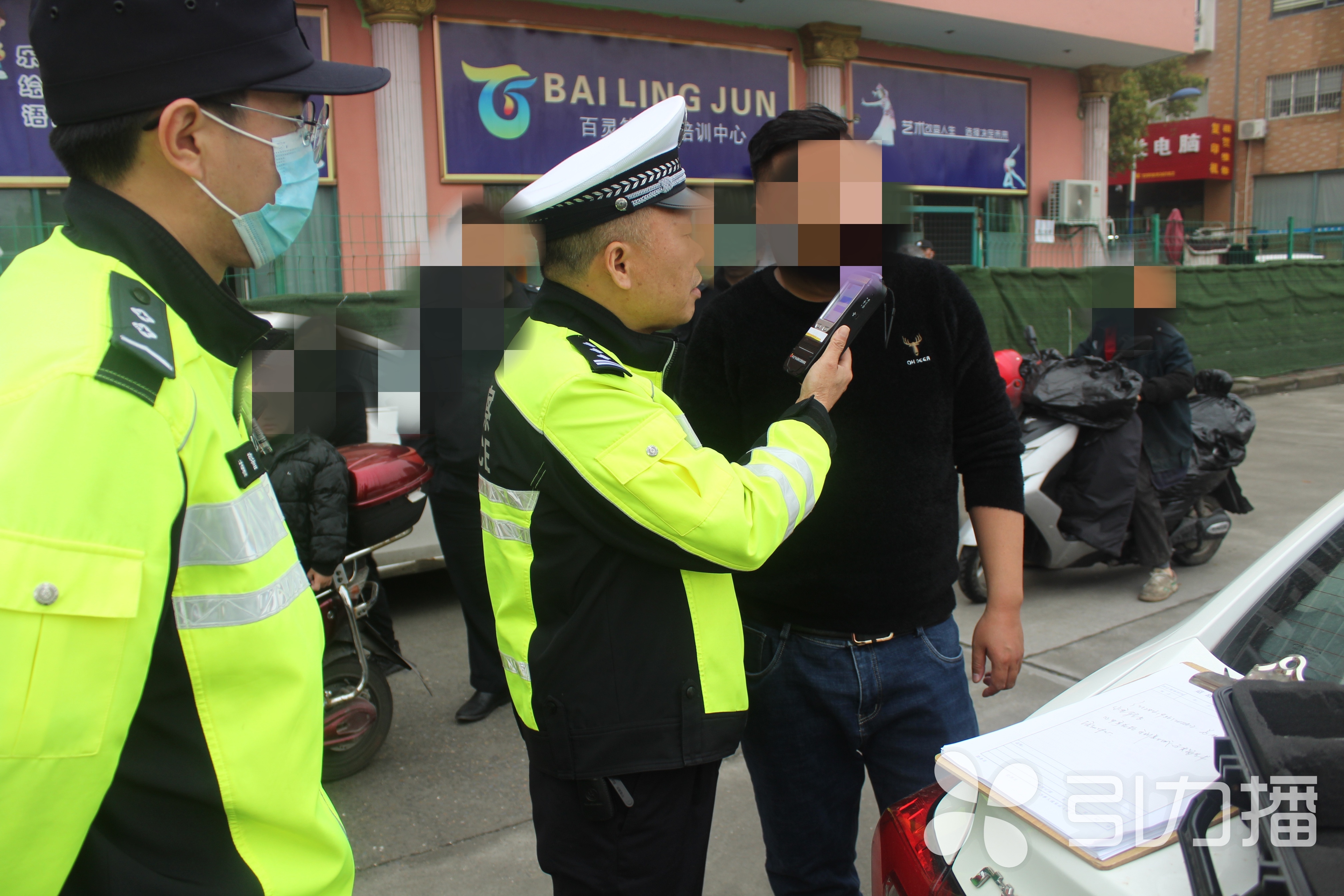 丈夫酒駕遭妻子舉報，醒悟后抱頭痛哭