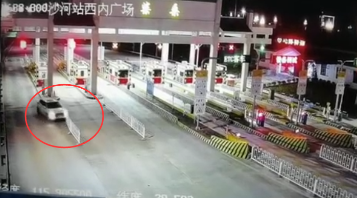 九江一女子吵架后喝酒上高速一腳油門撞毀收費站欄桿